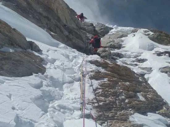助力巅峰之梦 登山队成功拓展天路至海拔8600米